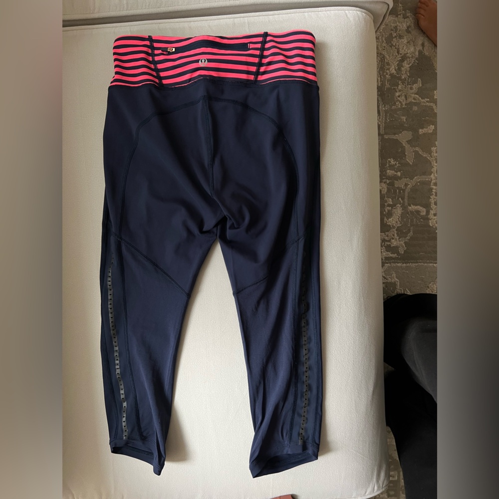 LIKE NEW Cropped lululemon leggings with a pretty pink band